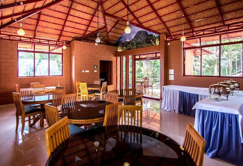 호텔 Edakkal Village Resort