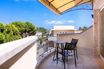 هتل Neikos Mediterraneo Luxury Suites