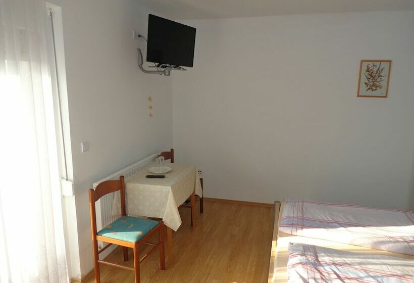 هتل روستایی Tourist Farm And Beekeeping Salamun