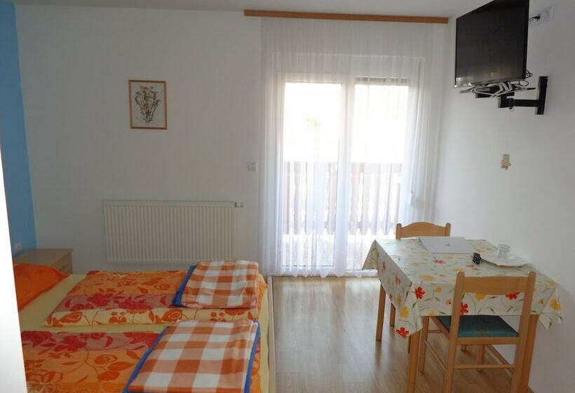 هتل روستایی Tourist Farm And Beekeeping Salamun