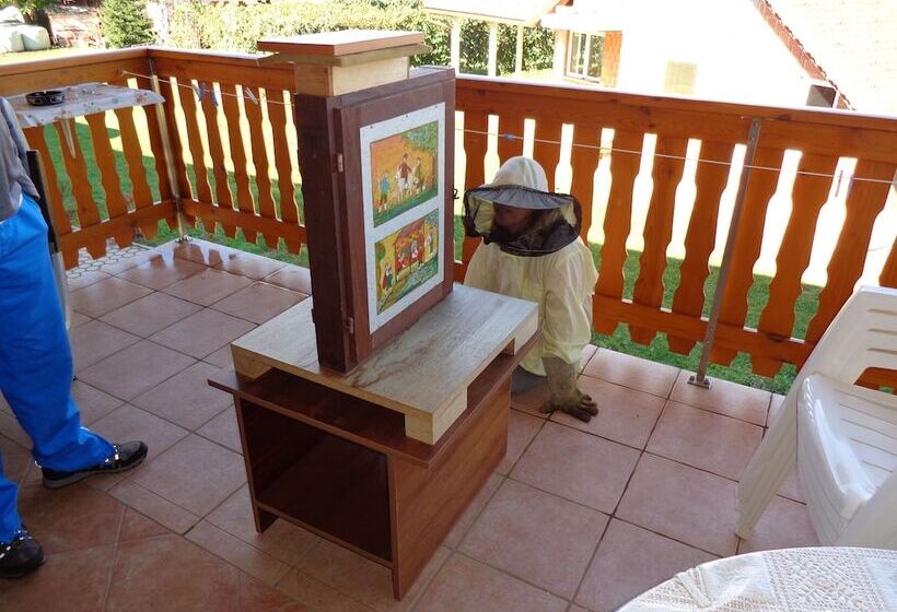 هتل روستایی Tourist Farm And Beekeeping Salamun