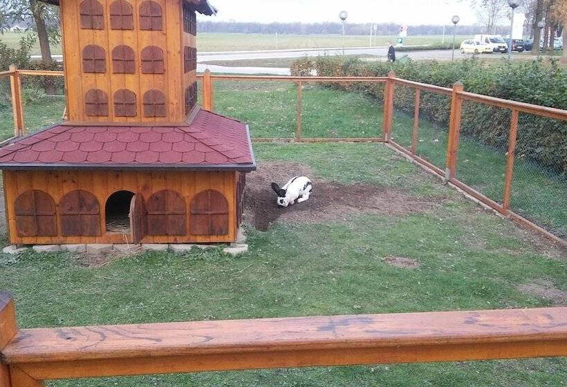 هتل روستایی Tourist Farm And Beekeeping Salamun