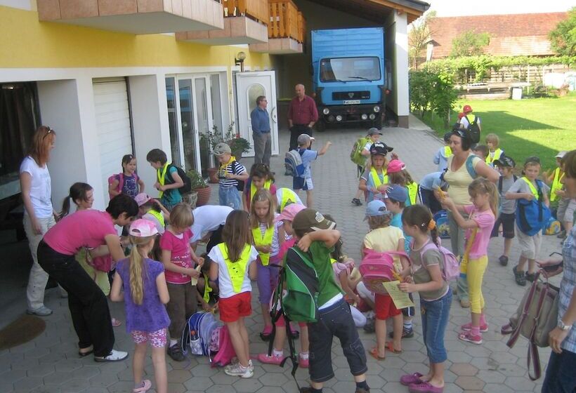 هتل روستایی Tourist Farm And Beekeeping Salamun