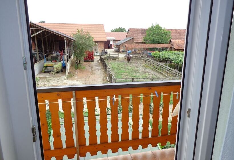 هتل روستایی Tourist Farm And Beekeeping Salamun