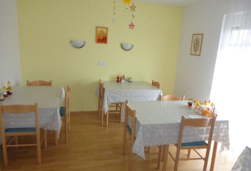 هتل روستایی Tourist Farm And Beekeeping Salamun