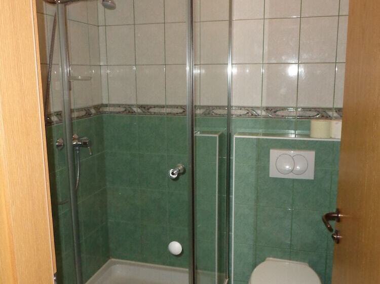 هتل روستایی Tourist Farm And Beekeeping Salamun