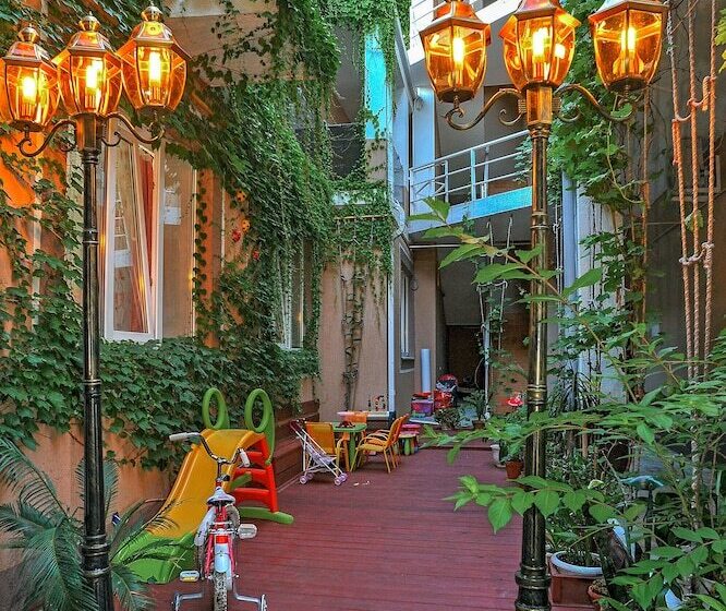 پانسیون Kamelot