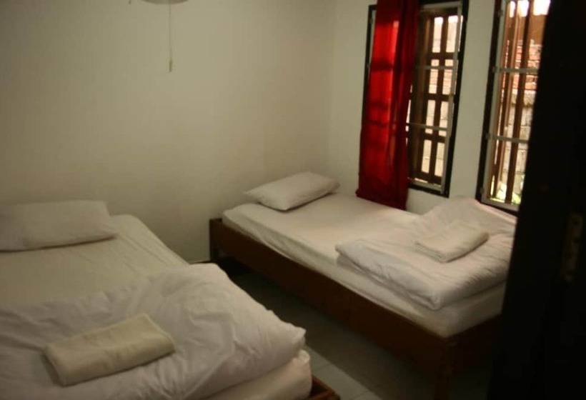 پانسیون Manotemple House