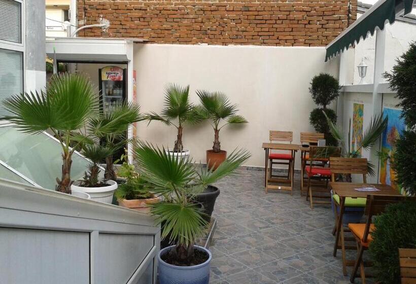 پانسیون Red House