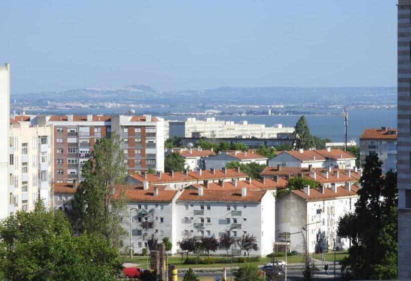 تختخواب و صبحانه Lisbon Airport Guesthouse