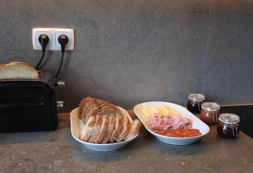 تختخواب و صبحانه Lisbon Airport Guesthouse