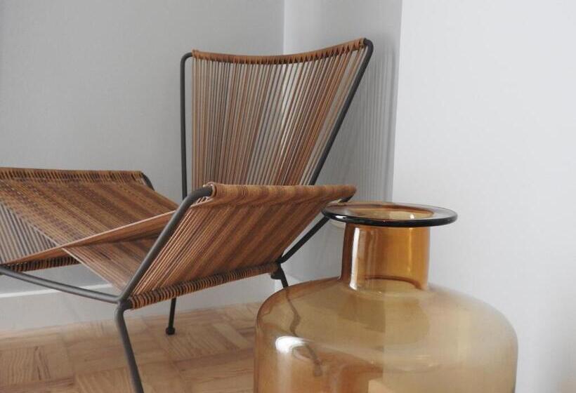 تختخواب و صبحانه Lisbon Airport Guesthouse