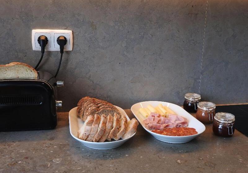 تختخواب و صبحانه Lisbon Airport Guesthouse