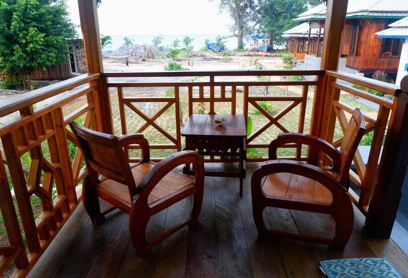 تختخواب و صبحانه Rock And Wreck Dive Resort