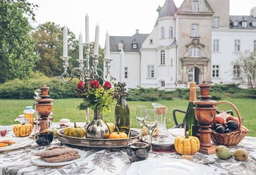 בית מלון כפרי The Palace At Osowa Sien