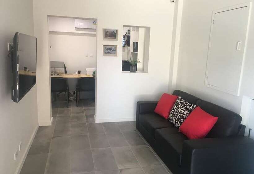 מוטל Carlton Suites