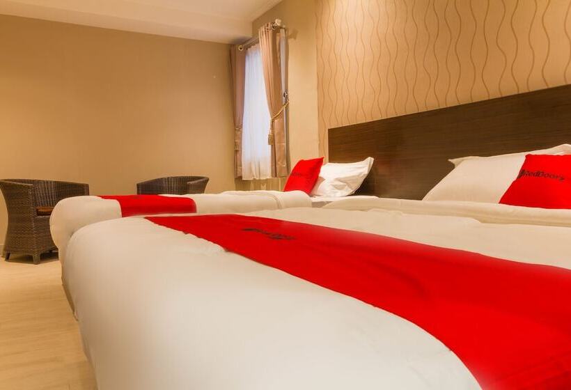 ペンション Reddoorz Plus @ Dipatiukur