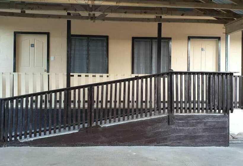 Transit Motel   Hostel