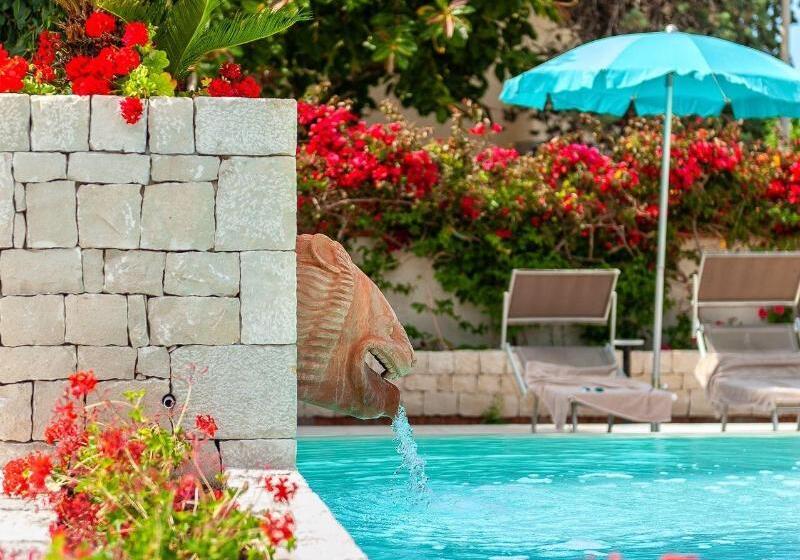 مسافرخانه Acacia Palace