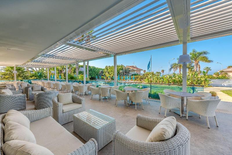 مسافرخانه Acacia Palace