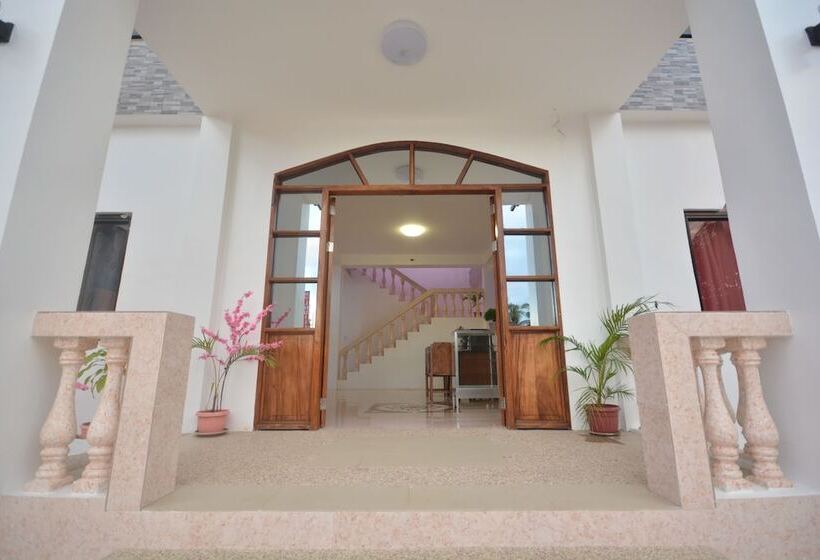 White Summerville Tourist Inn