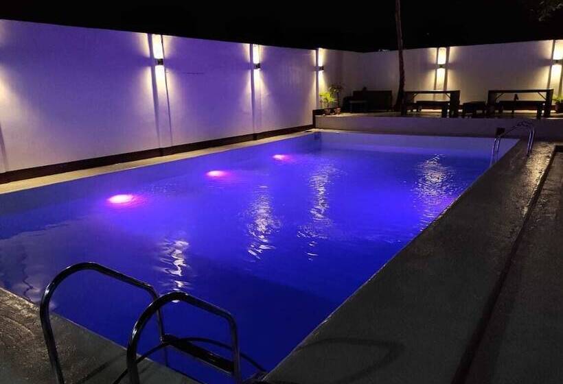 White Summerville Tourist Inn