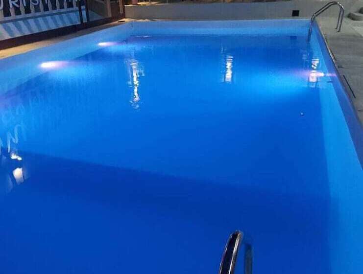 White Summerville Tourist Inn