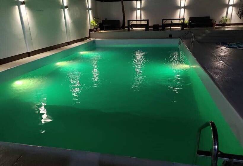 White Summerville Tourist Inn