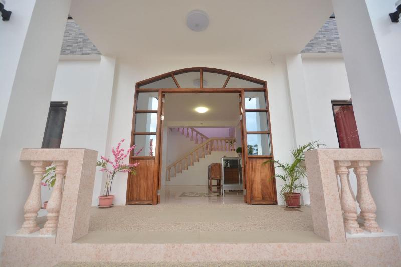 White Summerville Tourist Inn