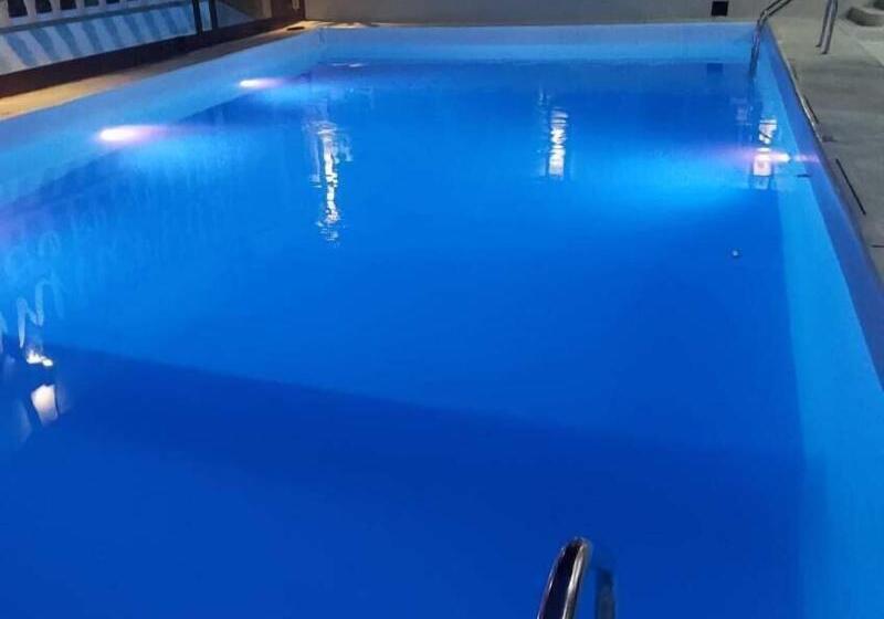 White Summerville Tourist Inn