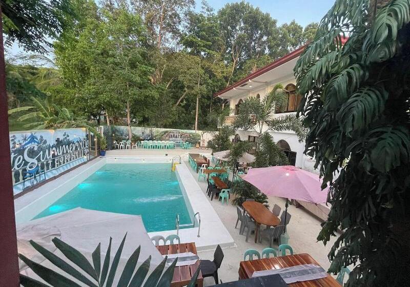 White Summerville Tourist Inn