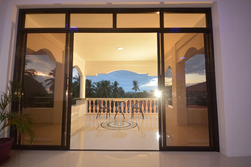 White Summerville Tourist Inn