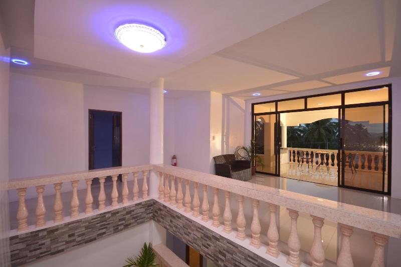 White Summerville Tourist Inn