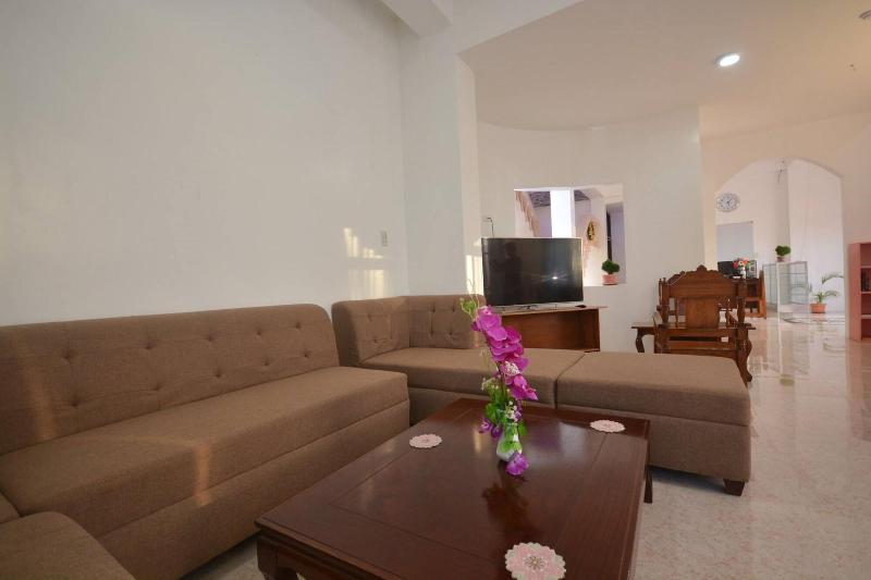 White Summerville Tourist Inn