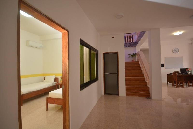 White Summerville Tourist Inn