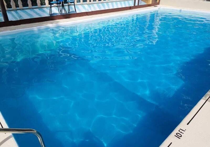 White Summerville Tourist Inn