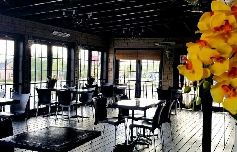 פונדק Auberge Happy Logis