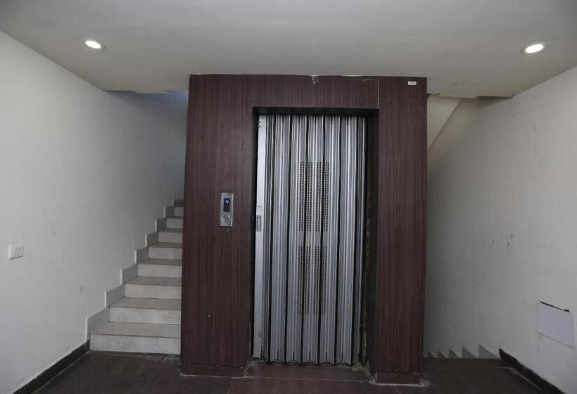 ホテル Crown Plaza By Oyo Rooms