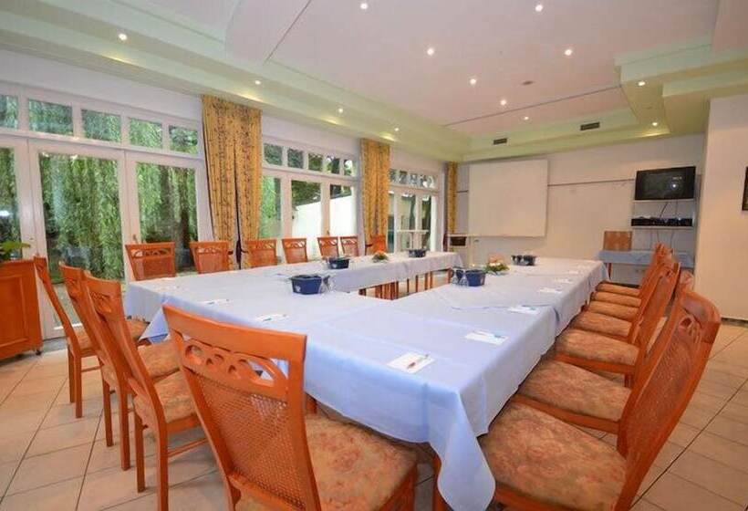 Отель Parkschlößchen Maasdorf