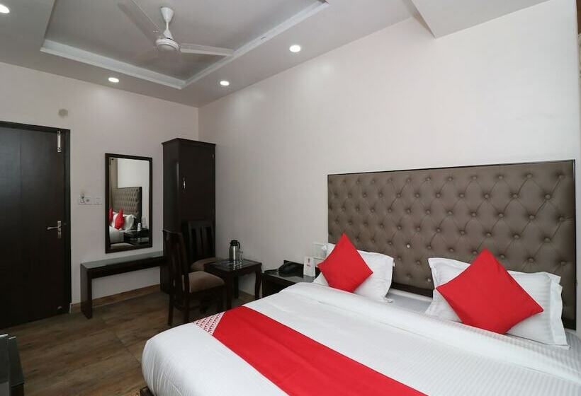 Oyo 27802 Hotel Boom Room