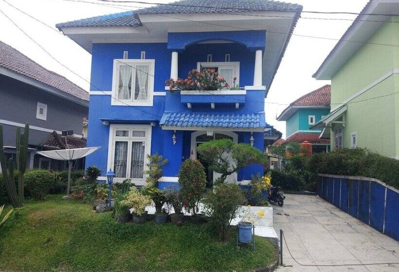 Villa Abdi Cipanas With Swimming Pool