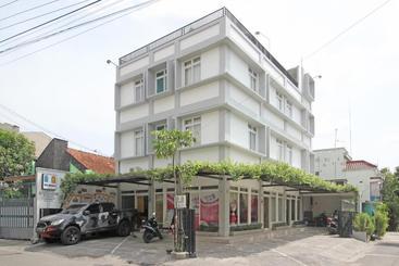هتل Reddoorz Near Solo Balapan Station