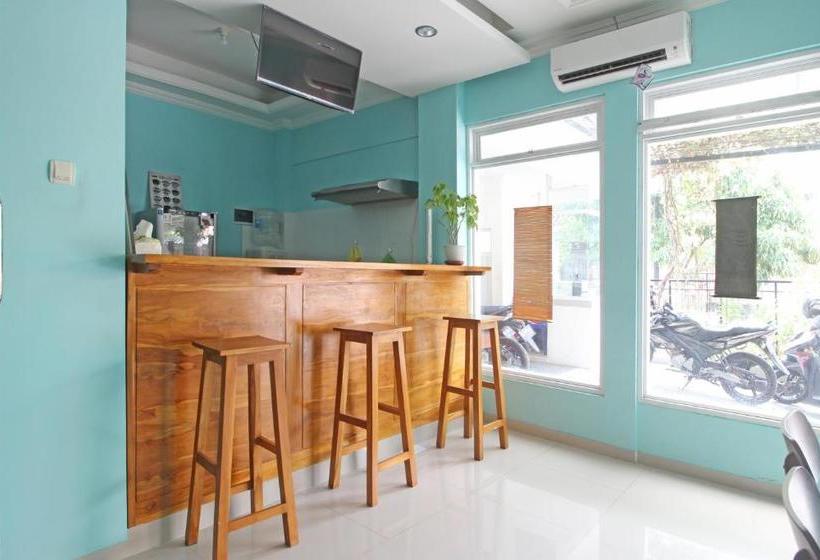 Отель Reddoorz Near Solo Balapan Station