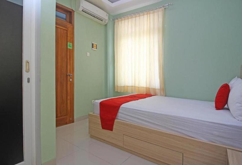 Отель Reddoorz Near Solo Balapan Station