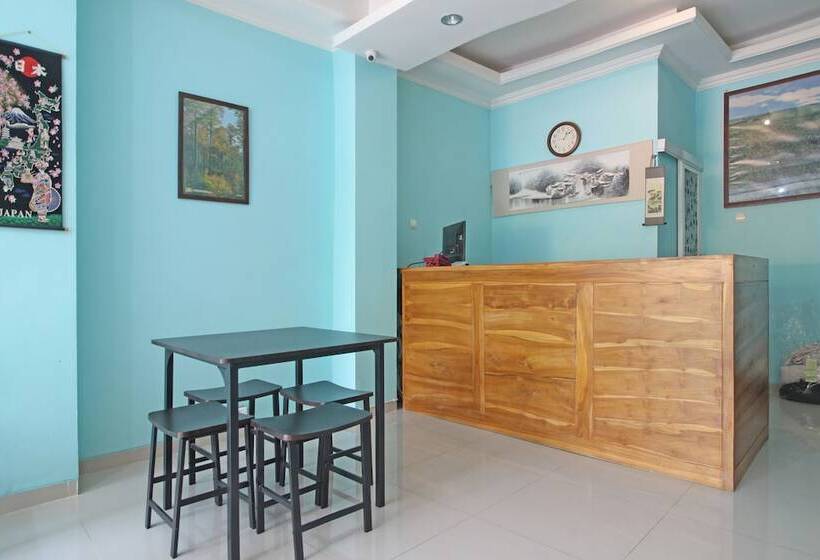 Отель Reddoorz Near Solo Balapan Station