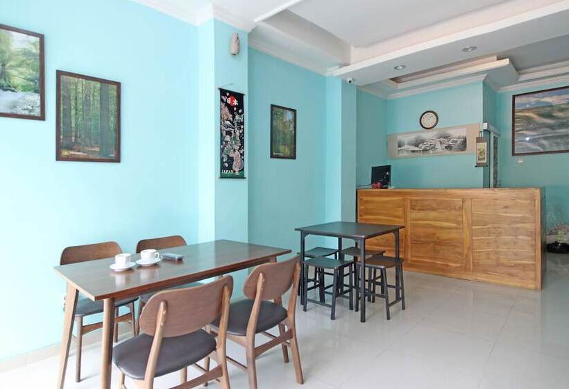 Отель Reddoorz Near Solo Balapan Station