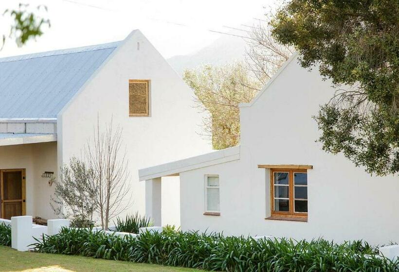 هتل روستایی Blue Lily Retreat