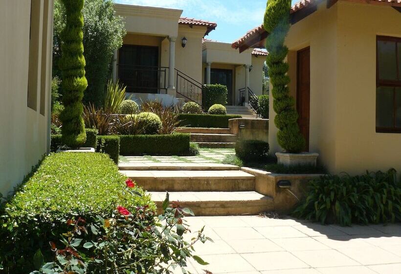 צימר The Moon And Sixpence Garden Guest House