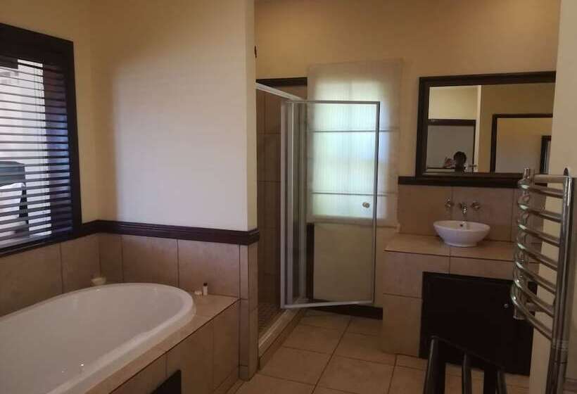צימר The Moon And Sixpence Garden Guest House
