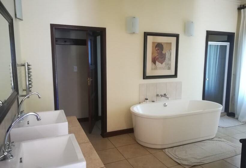 צימר The Moon And Sixpence Garden Guest House